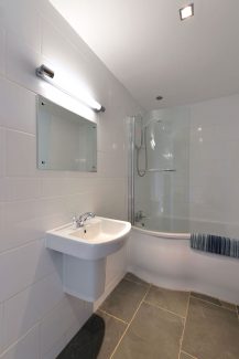 Long Barn - Bathroom with shower